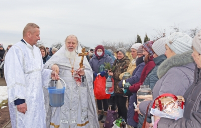 Всем желающим набрать крещенской воды! Рассказываем, когда службы