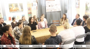 Районный музей стал площадкой для диалога между председателем райисполкома Дмитрием Акуличем с молодыми специалистами