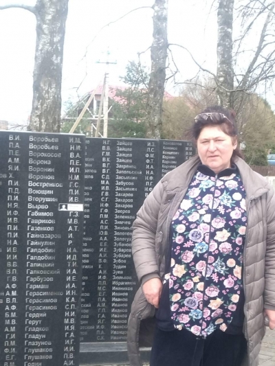 Белорусы и русские сохраняют память о подвиге народа. Пример- Ирина Барышева из Новгородской области приехала на могилу деда в Антоновку Чаусского района