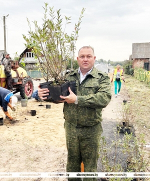Председатель Чаусского райисполкома Дмитрий Акулич призывает жителей района активно потрудиться на наведении порядка и благоустройстве территории