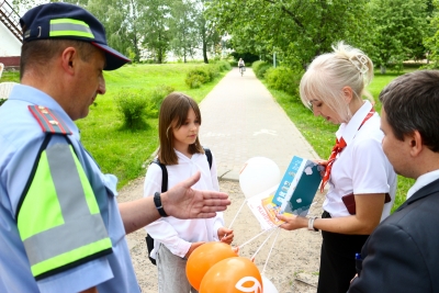 «За финансовую и дорожную безопасность!». В преддверии международного Дня защиты детей в Чаусах прошла акция