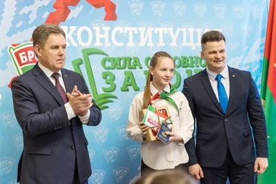 Ксения Зайцева из Чаус получила паспорт из рук вице-премьера Игоря Петришенко