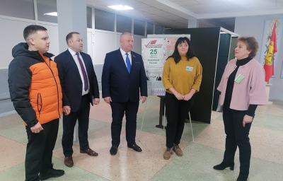 Почетный гражданин Чаусского района и член Совета Республики ознакомились с ходом голосования в регионе