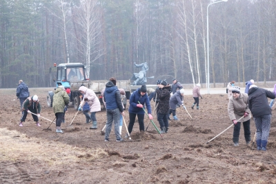 В Чаусском районе на субботнике благоустраивается территория мемориального комплекса возле деревни Дрануха