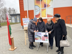 Жители Чаус продолжают оставлять подписи за кандидатов в президенты