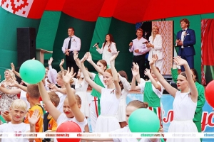 Праздничный концерт в День Независимости прошел на городской площади Чаус