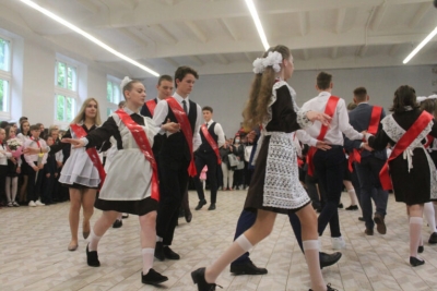 Выпускники второй городской школы растрогали школьным вальсом на Последнем звонке