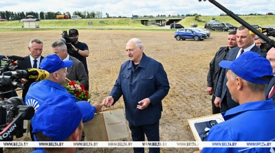 Лукашенко приехал на поле в Минском районе - поблагодарить передовиков жатвы за высокие показатели